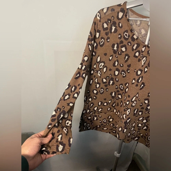 Hailey & Co Cheetah Long sleeve brown top size small - Picture 2 of 8
